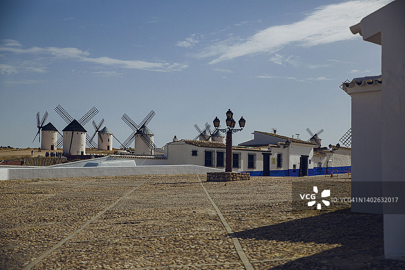西班牙雷阿尔城坎波德克里普塔纳的风车图片素材