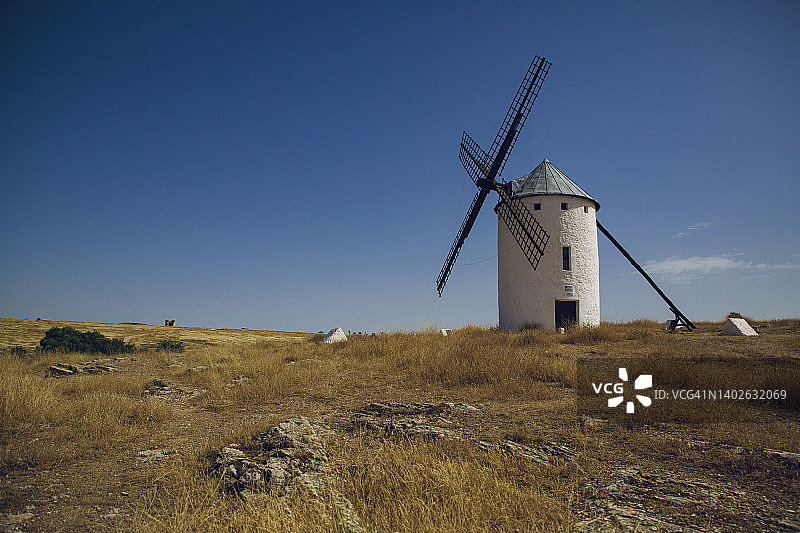 西班牙雷阿尔城坎波德克里普塔纳的风车图片素材