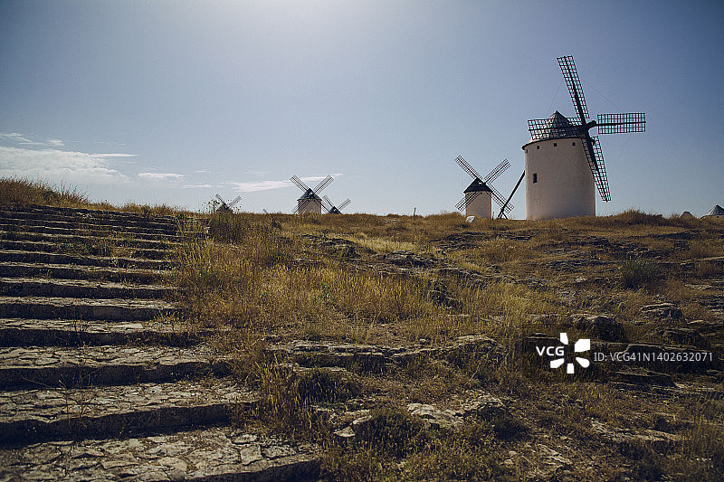 西班牙雷阿尔城坎波德克里普塔纳的风车图片素材