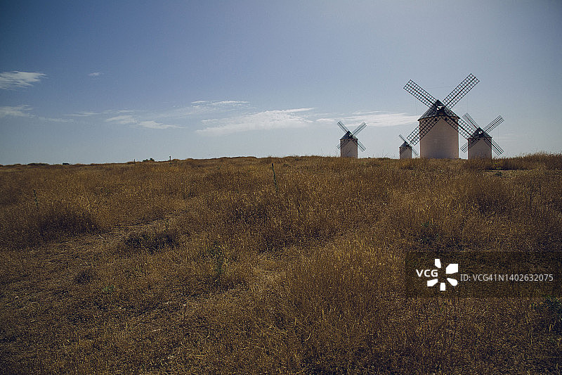 西班牙雷阿尔城坎波德克里普塔纳的风车图片素材