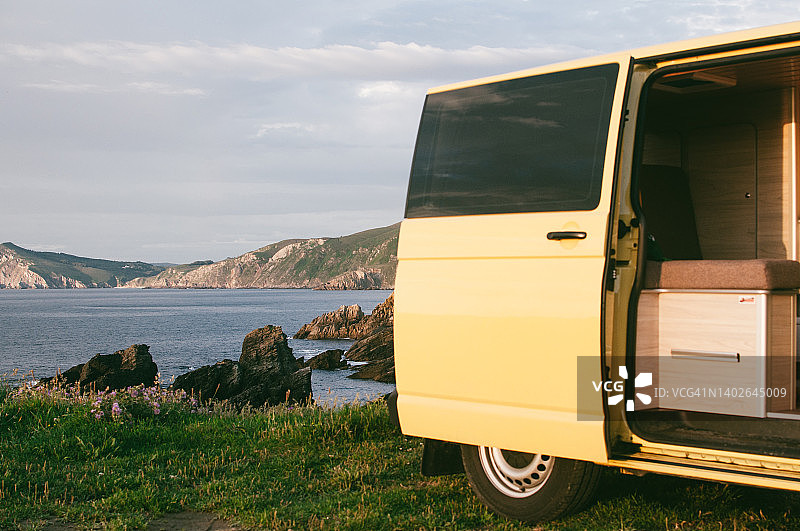 加利西亚悬崖上的露营车图片素材