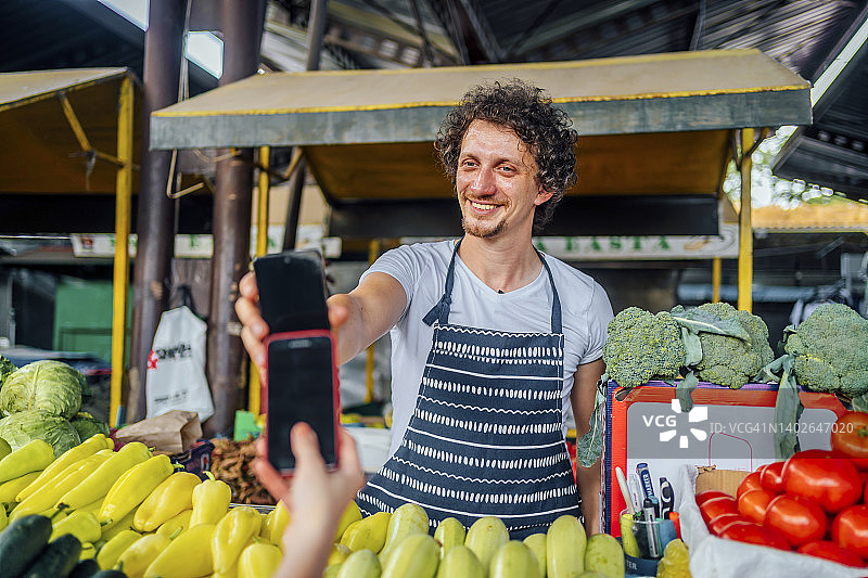 顾客在公共市场支付图片素材