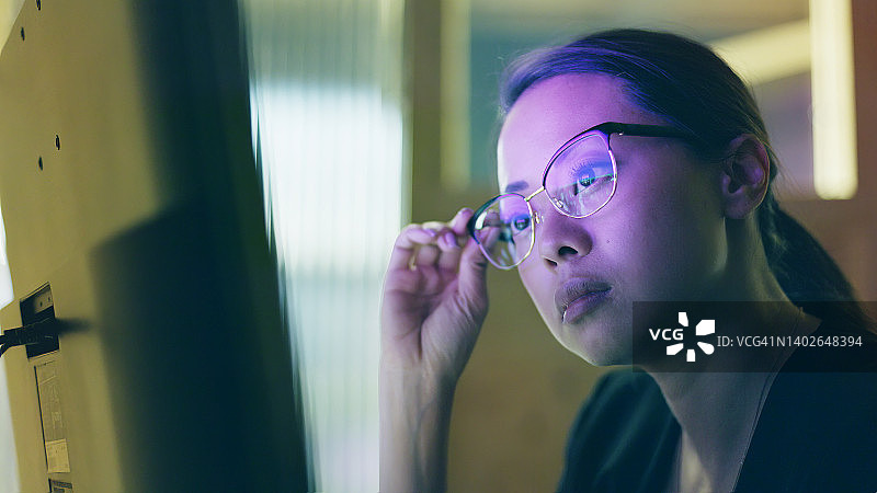 办公室屏幕观看特写图片素材