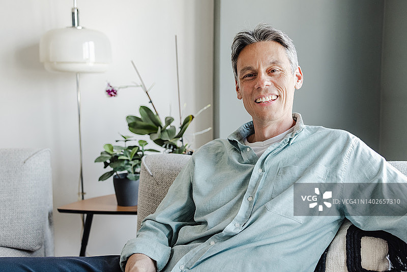 在家中的成熟男人肖像图片素材