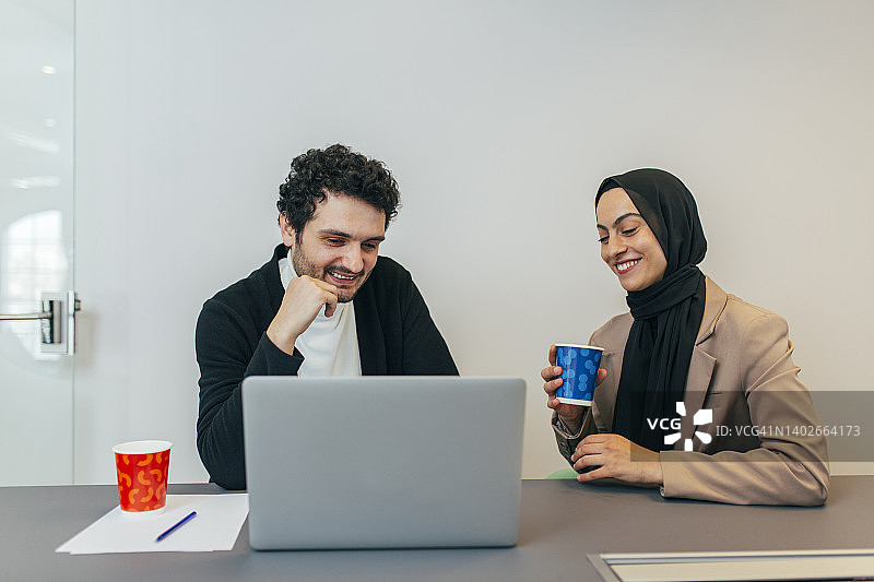 商务合作：年轻同事电脑办公场景图片素材