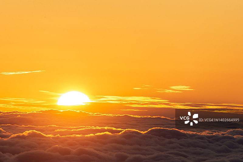 云层之上的日出图片素材