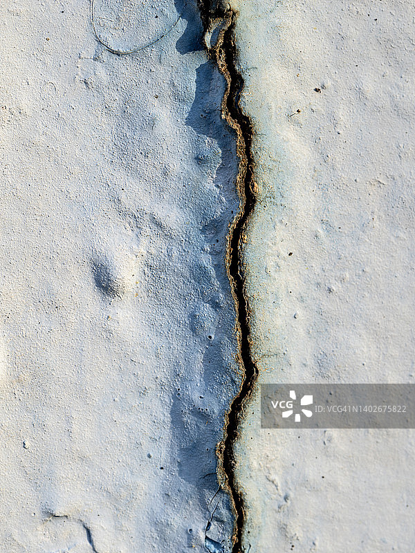 浅蓝色部分剥落油漆墙面图片素材