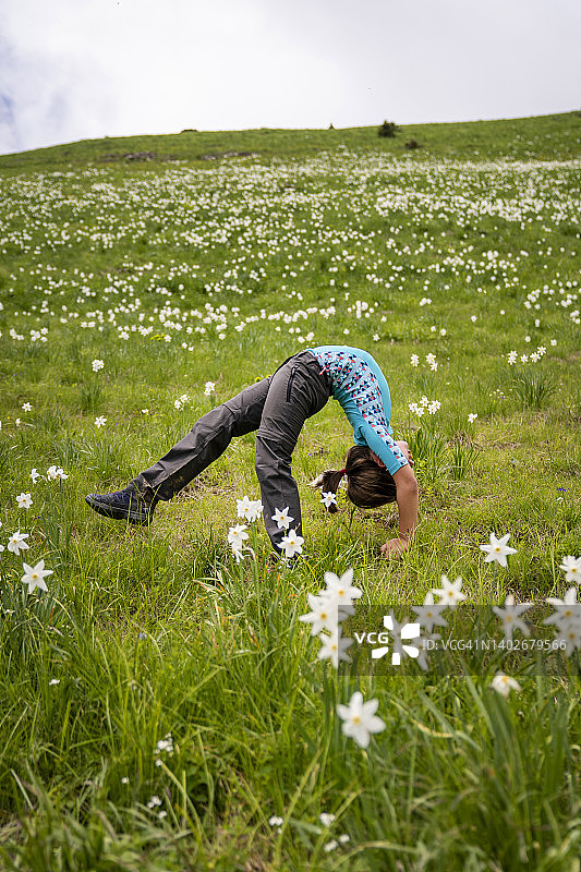 正在读书聊天的阿拉伯学生图片素材