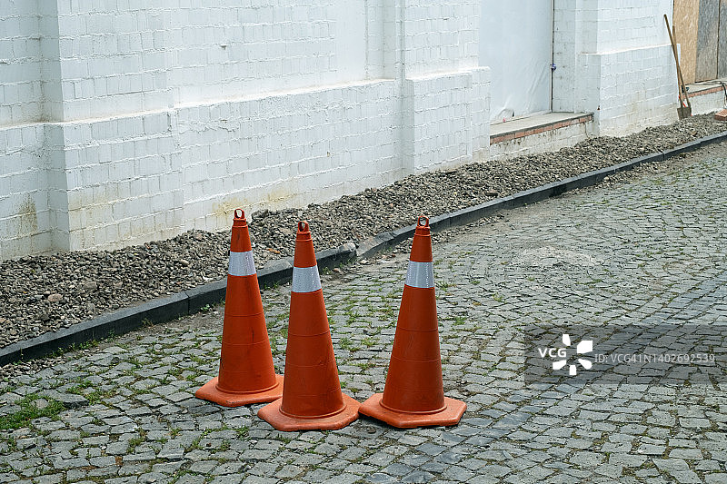 道路上的交通锥：用于交通限制或控制的临时物体和设备，用于维修路段的绕行图片素材
