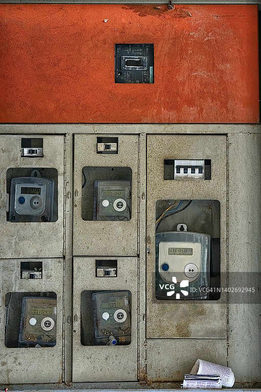 旧办公楼墙上的电表图片素材