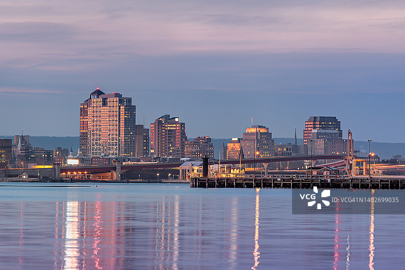 黄昏时分的新 haven 海港和城市天际线图片素材