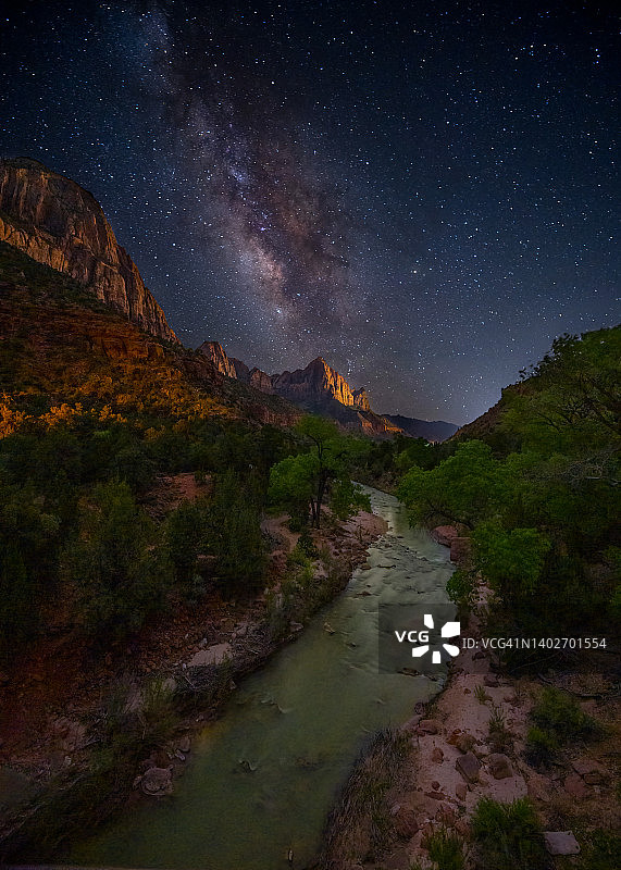 守望者上空的银河系图片素材