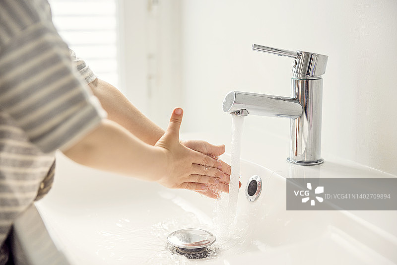 早上洗手的小孩图片素材