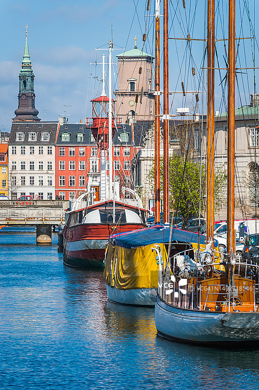 哥本哈根港口停泊的游艇，城市尖顶，丹麦图片素材
