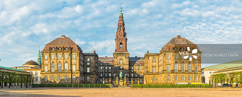 丹麦哥本哈根议会大厦天际线全景图片素材