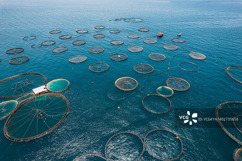 无人机视角：海上养鱼场图片素材