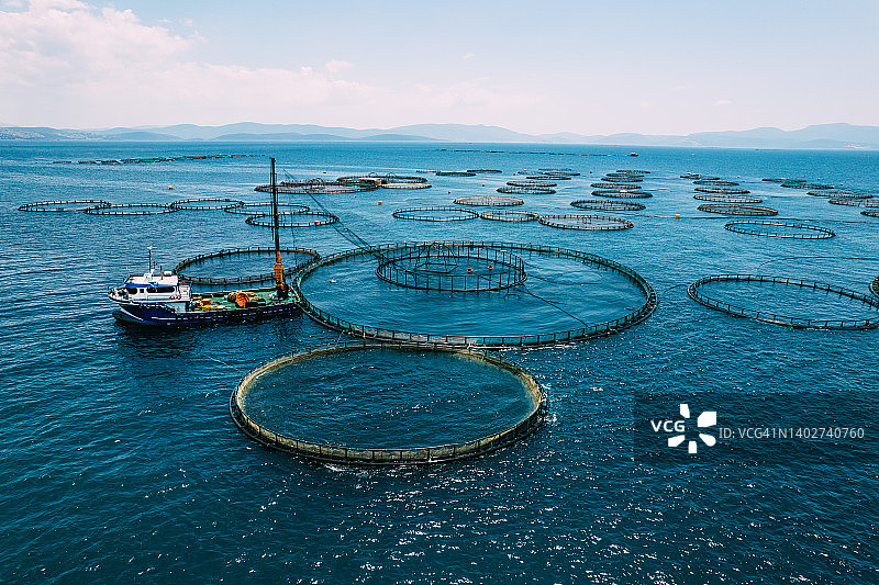 渔船在养鱼场更换渔网的无人机视角图片素材