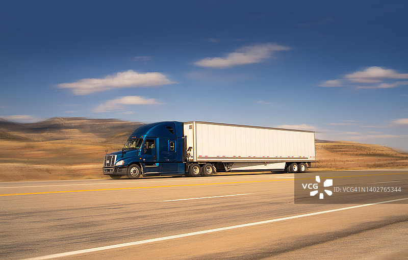 亚利桑那州疾驰的蓝白色半挂卡车（动态模糊）图片素材