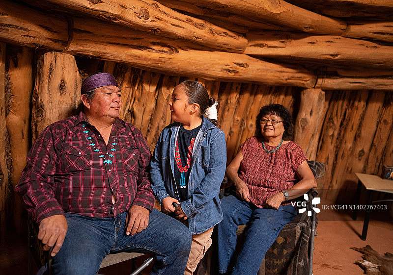 在传统霍根的三代纳瓦霍家庭图片素材