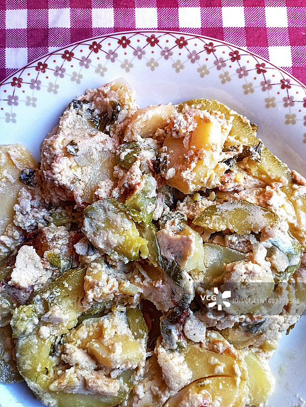 希腊美食：库里奇，西葫芦和土豆蔬菜派图片素材