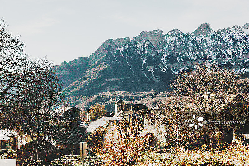 比利牛斯山脉中的加泰罗尼亚小镇图片素材