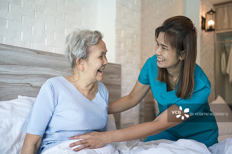 在家中有护理人员照顾的年长女人图片素材