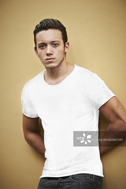 穿着空白T恤的年轻男子肖像（可添加图案）图片素材