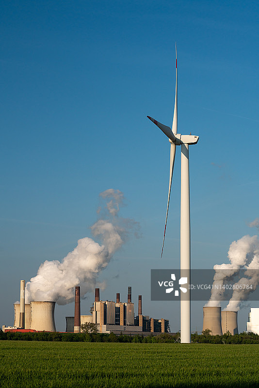风力涡轮机和褐煤火力发电站图片素材