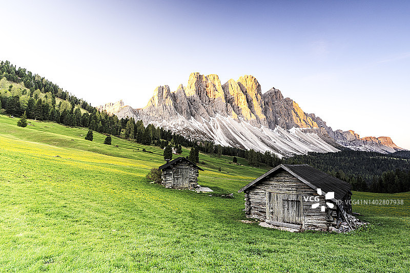 富内斯山谷甘彭阿尔卑斯山黎明的山间小屋图片素材