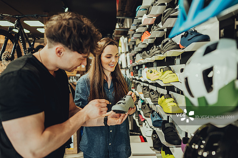 在自行车店购买骑行鞋的女人图片素材