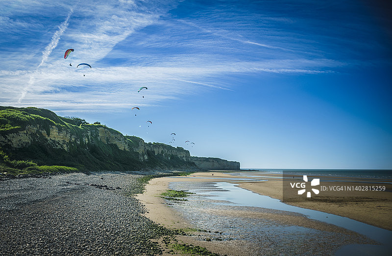 在法国诺曼底海岸奥马哈海滩上的滑翔伞图片素材