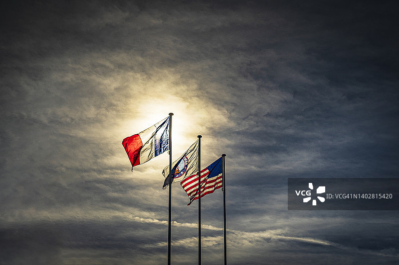 法国诺曼底奥马哈海滩上的盟军旗帜图片素材