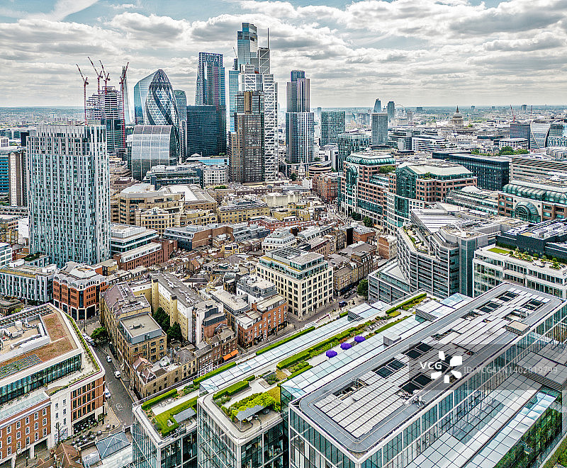 无人机视角下的伦敦历史屋顶图片素材