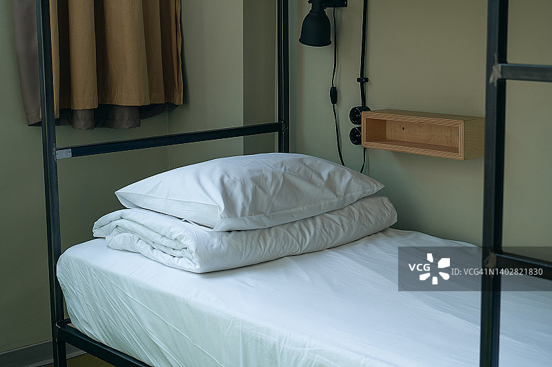 旅馆单人床上干净的白色床单图片素材