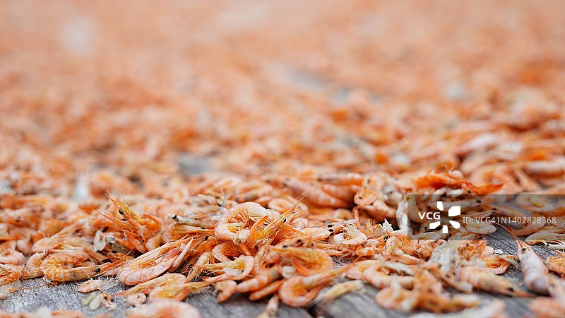 木质背景上的干虾图片素材