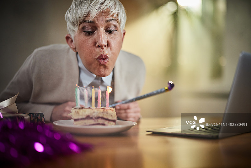 在家庆祝生日！图片素材