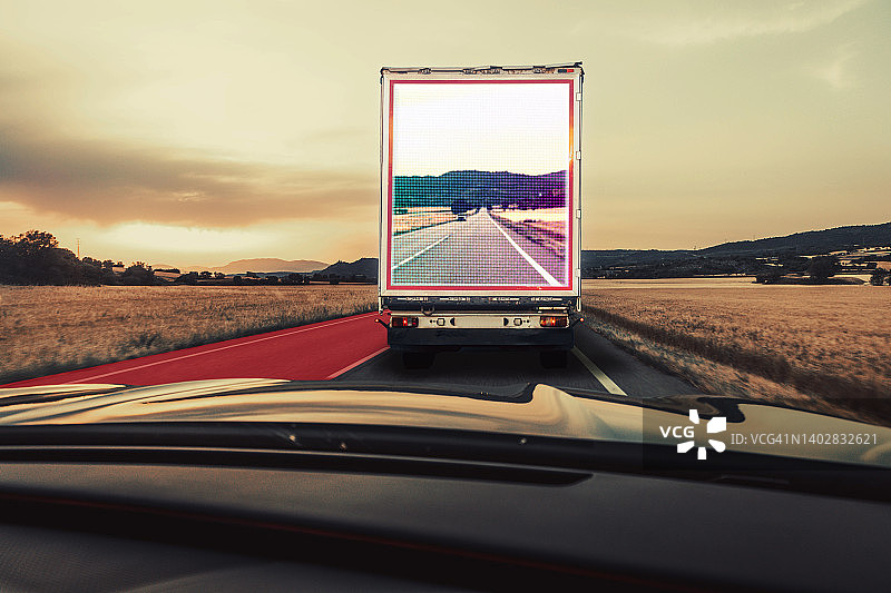 超车卡车的安全驾驶技术图片素材