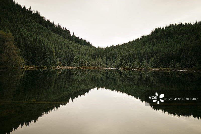 迷失湖的倒影图片素材