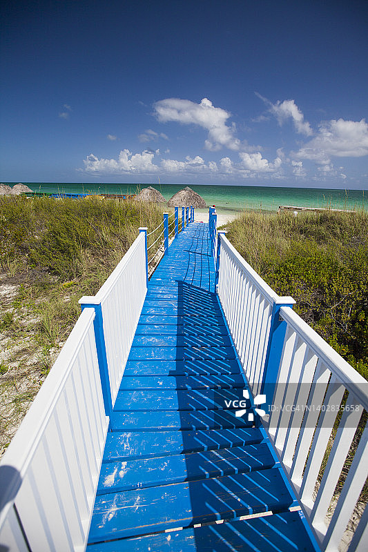 古巴吉列尔莫岛的皮拉尔海滩的蓝白色木板路图片素材