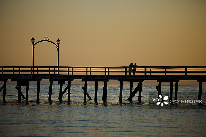 不列颠哥伦比亚省白石镇日落后码头上的一对情侣图片素材