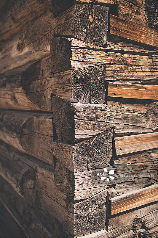 老旧小木屋的燕尾榫角结构图片素材