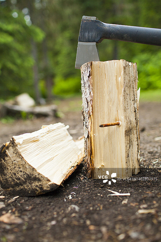 木柴和斧头图片素材