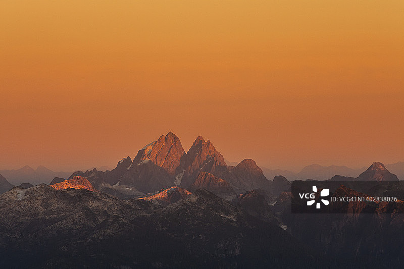 加拿大不列颠哥伦比亚省霍威法官山西面的阿尔卑斯玫瑰色图片素材