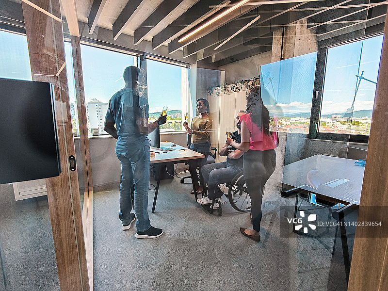 多元种族营销团队在会议室开会图片素材