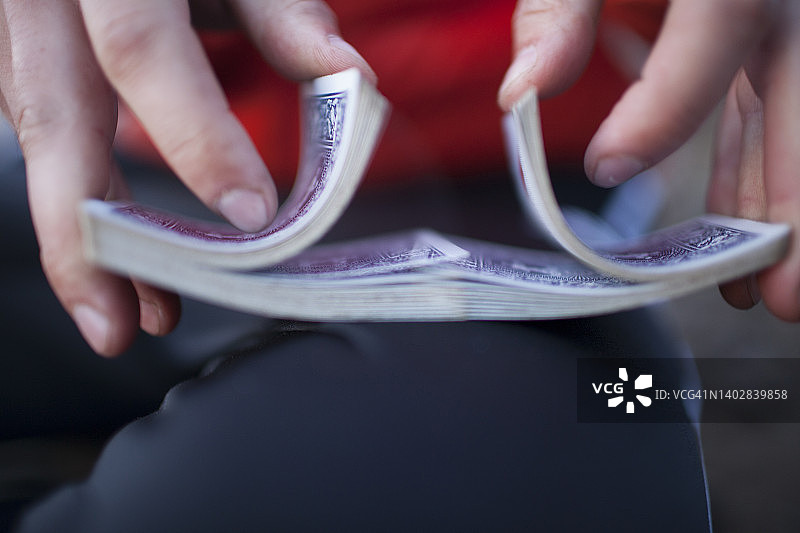 男人洗牌图片素材