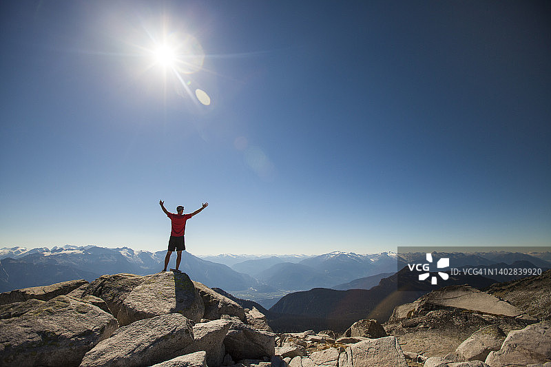 徒步者登顶加拿大不列颠哥伦比亚省卡西奥佩峰后庆祝图片素材