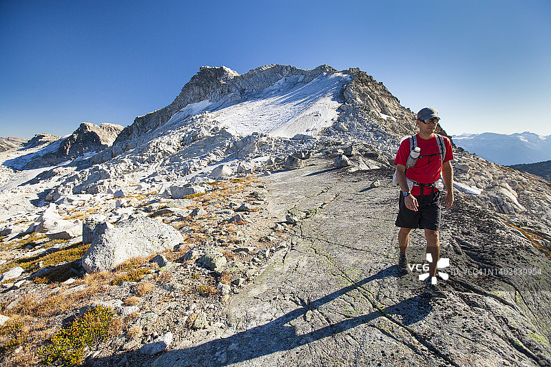 在加拿大不列颠哥伦比亚省彭伯顿附近的穿越之旅中，背包客从卡西欧佩峰徒步前往虎耳草峰图片素材