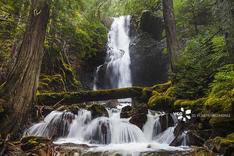 北喀斯喀特国家公园的雪松谷瀑布图片素材