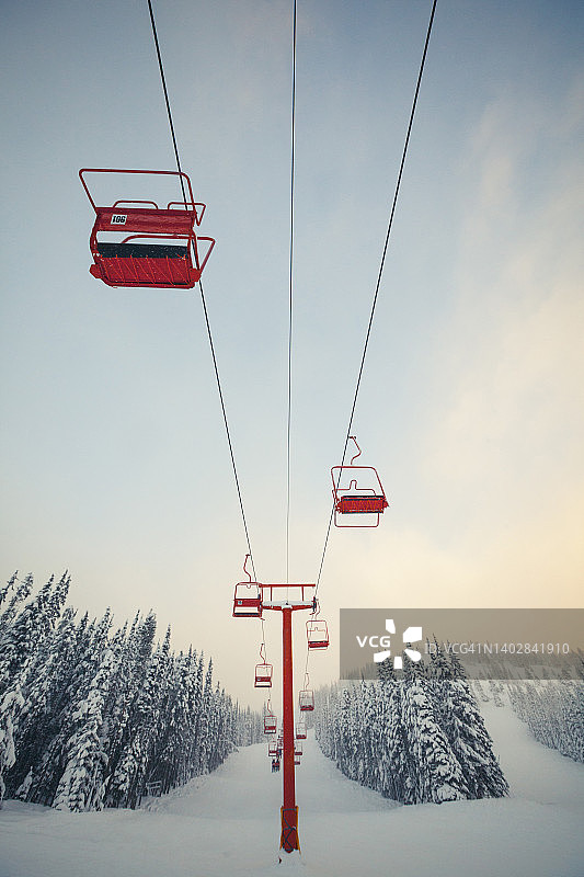 加拿大曼宁公园滑雪场的红色缆车图片素材