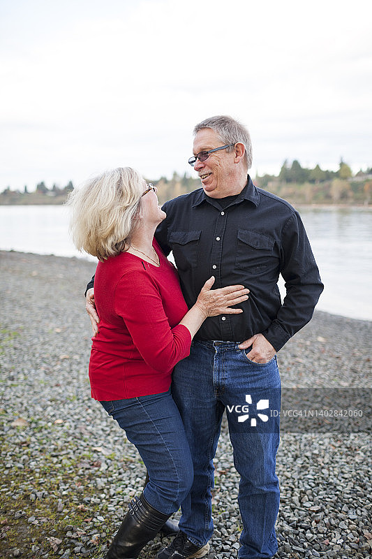 河边情侣肖像图片素材